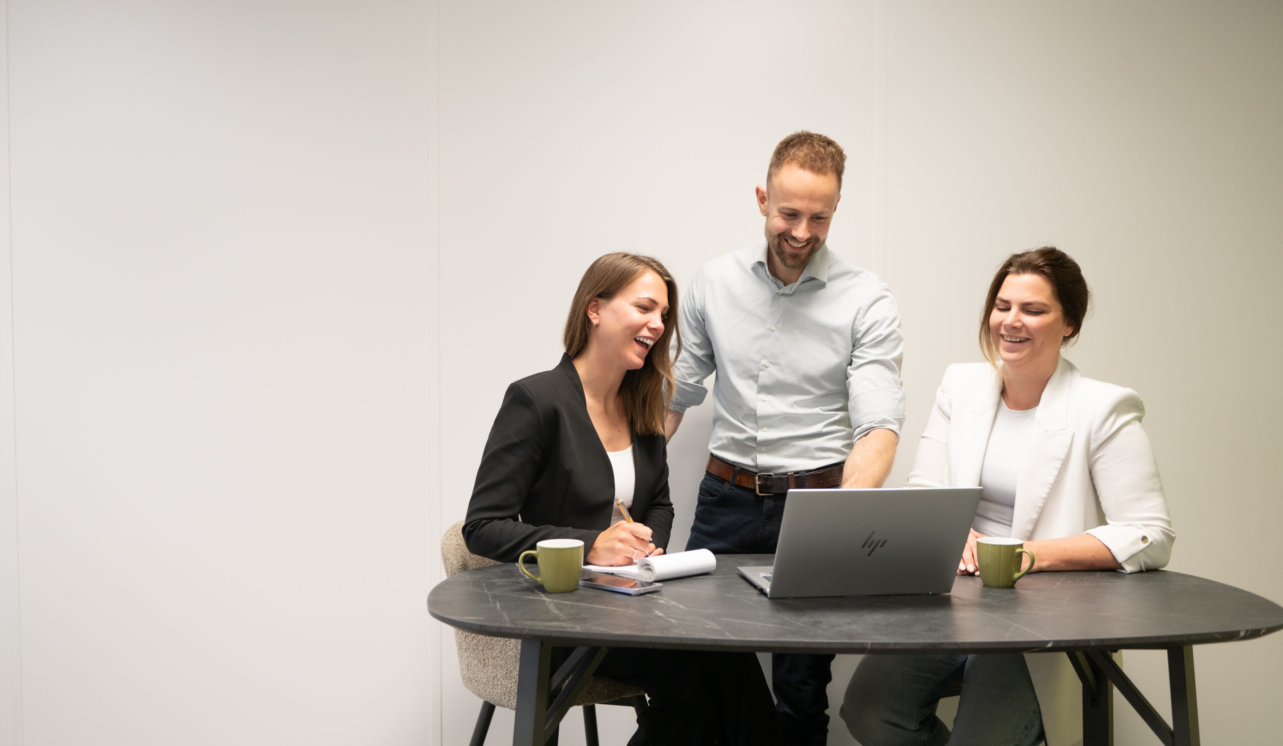 team foto op een kantoor van een inkoopadviesbureau